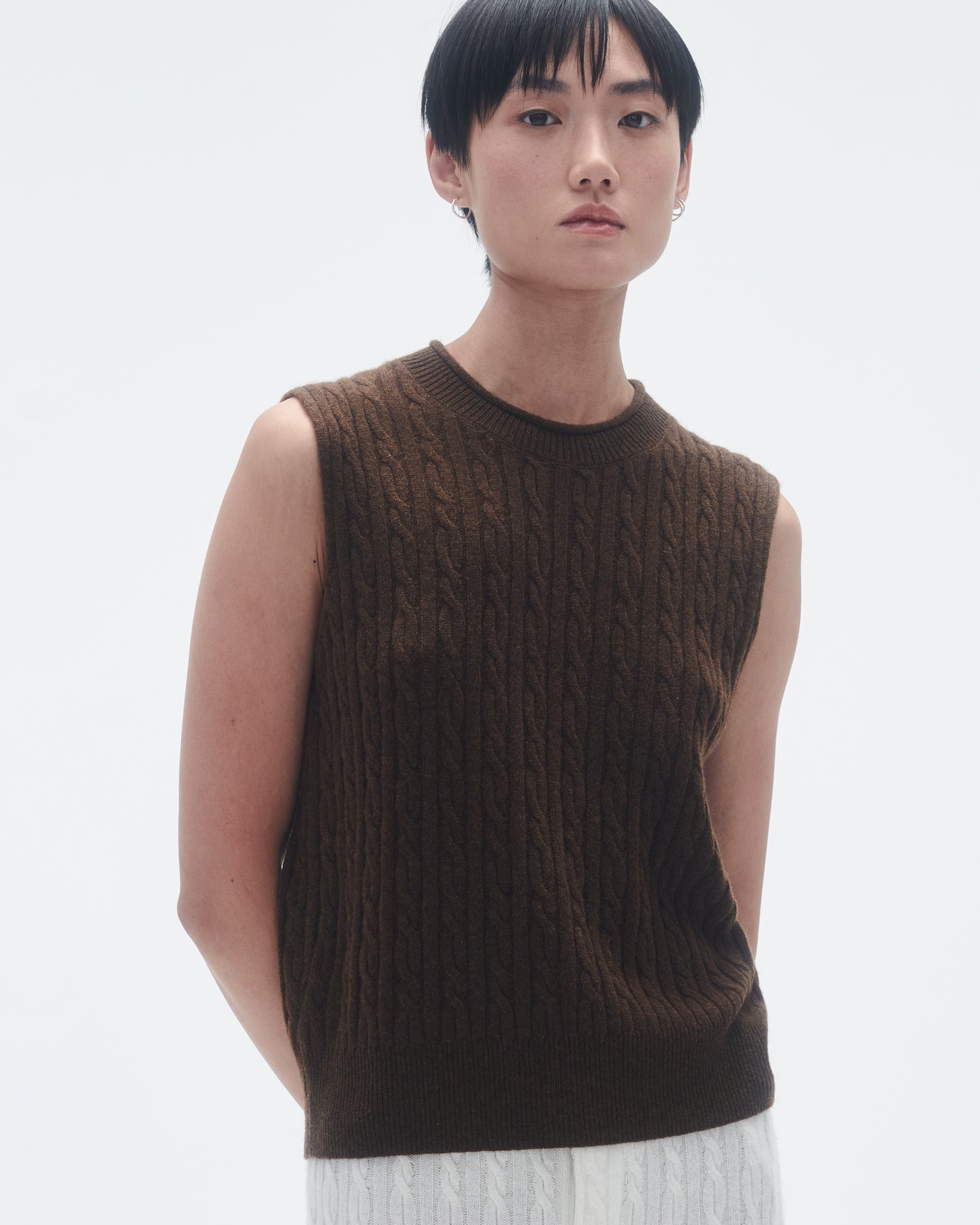 Cable Vest In Cashmere - Chestnut