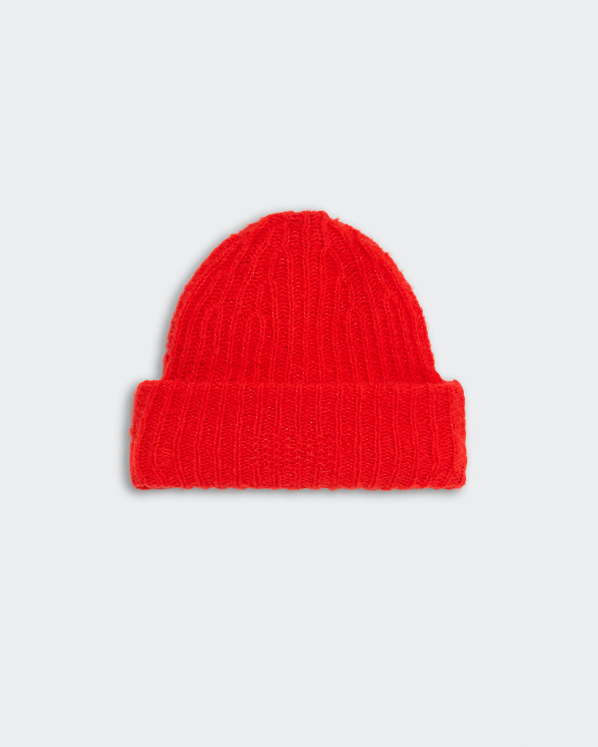 Red chunky knit ribbed beanie with high cuff hem made from 90% Merino wool and 10% polyamide.
