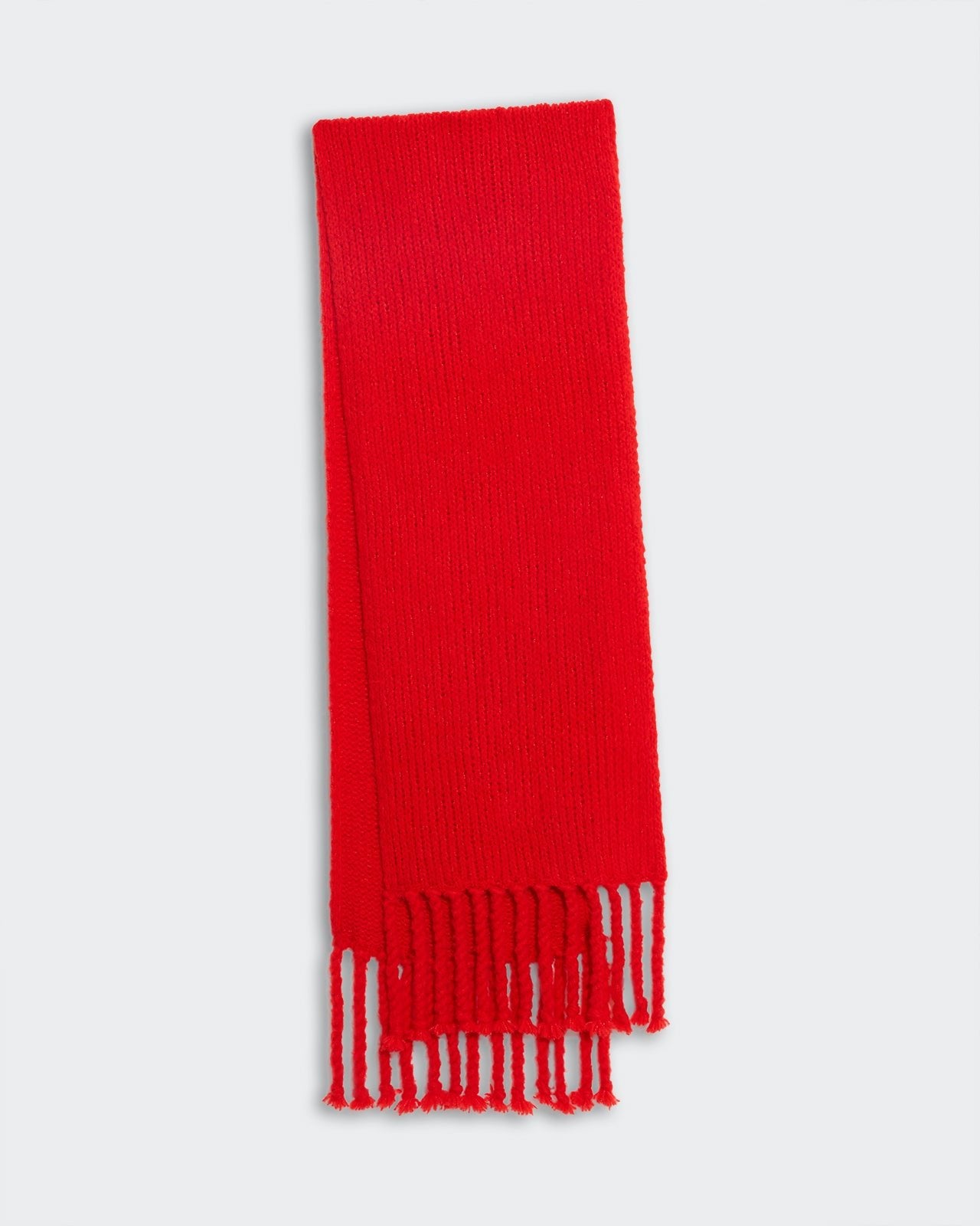 Chunky knit red scarf with twisted tassels made from 90% merino wool and 10% polyamide, lightweight and warm accessory.