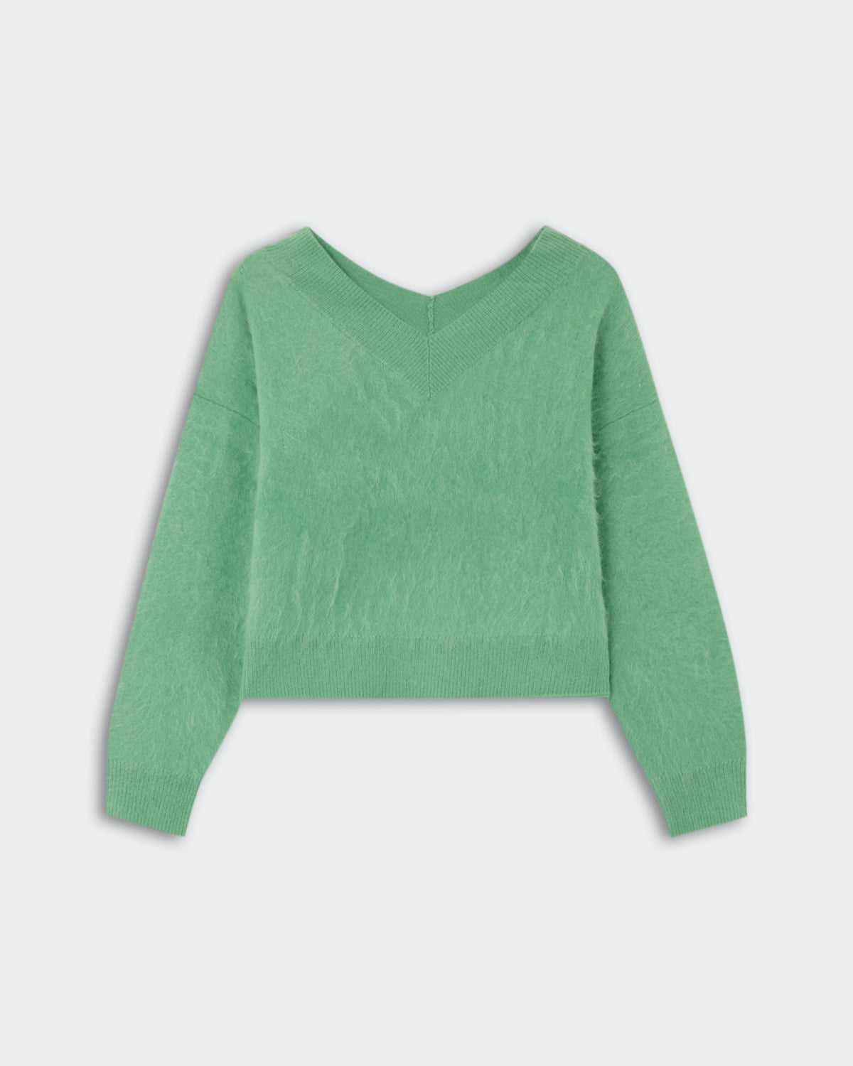 Grizzly Double V - Highland is a soft green cashmere sweater with a double V-neck and long sleeves, designed for a comfortable and elegant fit.