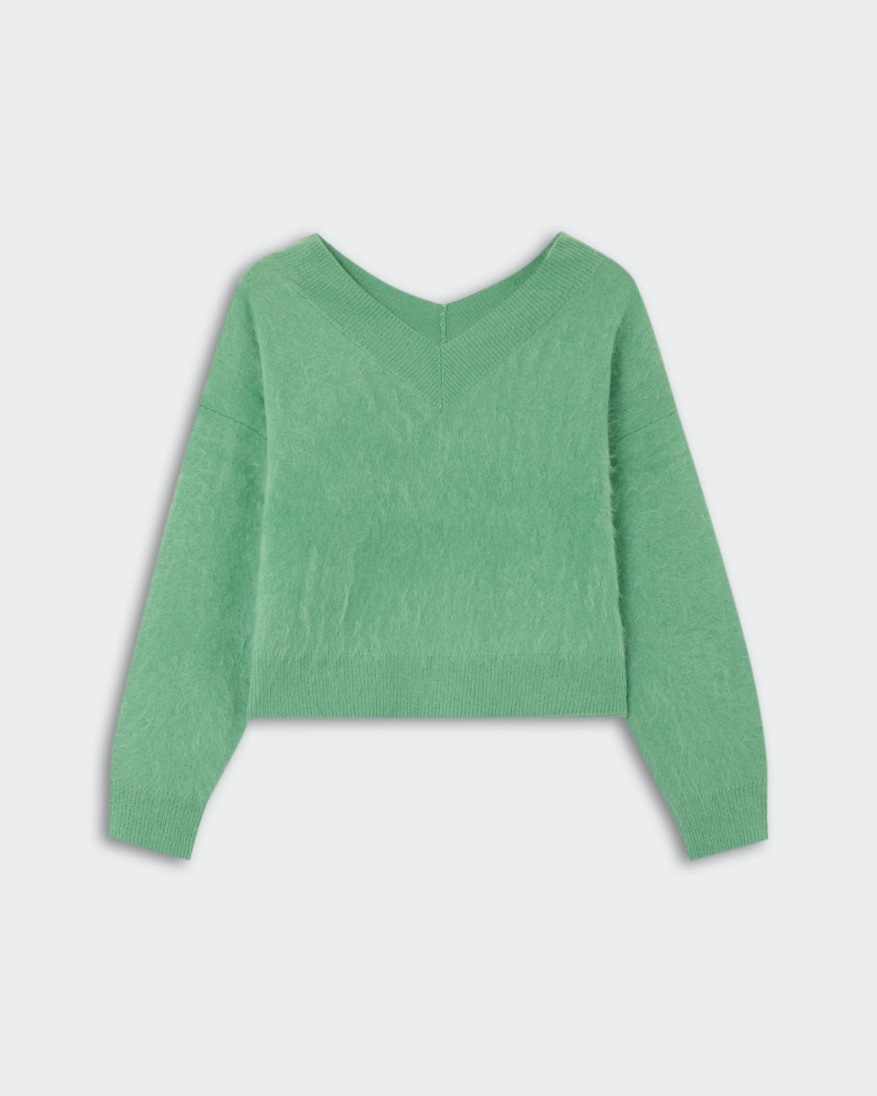 Grizzly Double V - Highland is a soft green cashmere sweater with a double V-neck and long sleeves, designed for a comfortable and elegant fit.